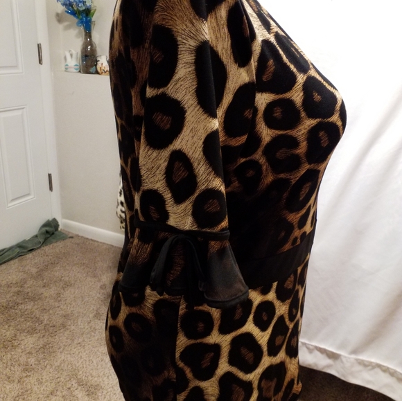 Leopard print top that ties on the side. - Picture 2 of 8